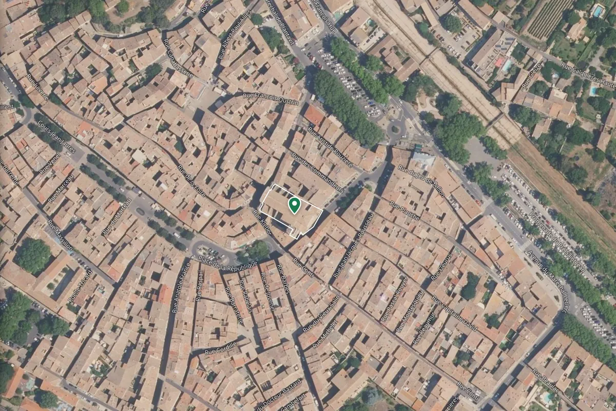 La photo aérienne d'un centre ancien, une épingle posée sur un immeuble dont le contour est souligné
