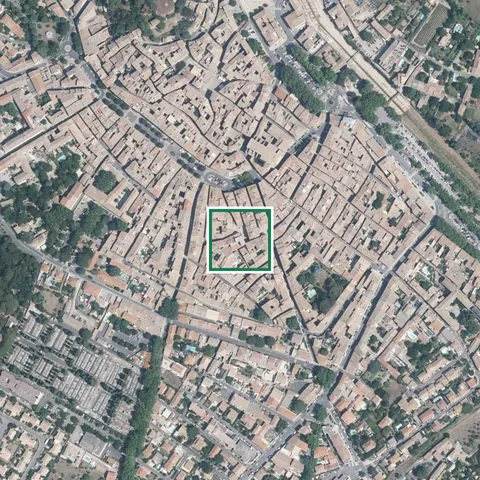 Un centre ancien vu du ciel sur sept cents mètres, un petit carré vert autour d'un immeuble
