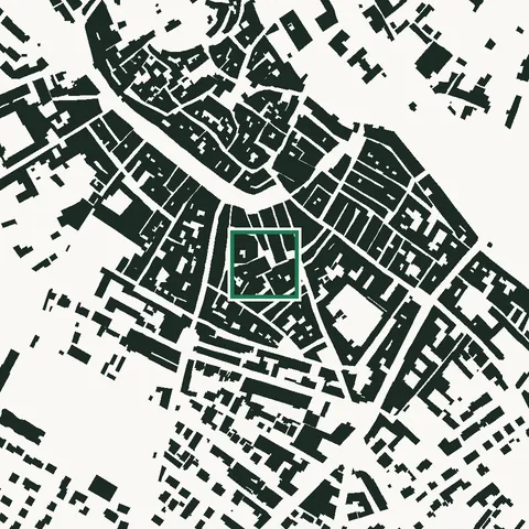Le plan d'un centre ancien sur sept cents mètres&nbsp;: chaque bâtiment tracé à l'encre, rue par rue, un petit carré vert autour d'un immeuble