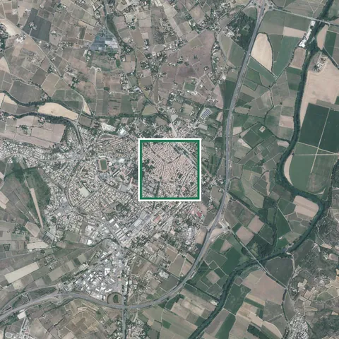 Une commune vue du ciel sur quatre kilomètres, la ville, ses vignes et la rivière, un carré vert sur le centre ancien